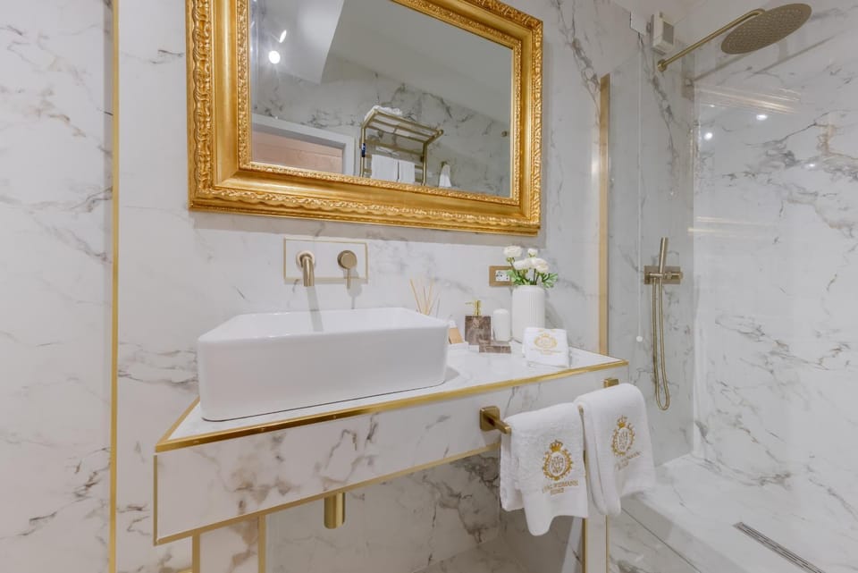 Shower, Toilet, Bathroom, towels