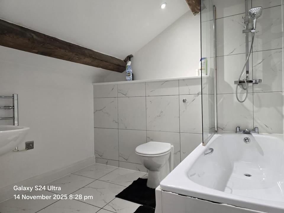 Shower, Toilet, Bathroom, Bath, towels