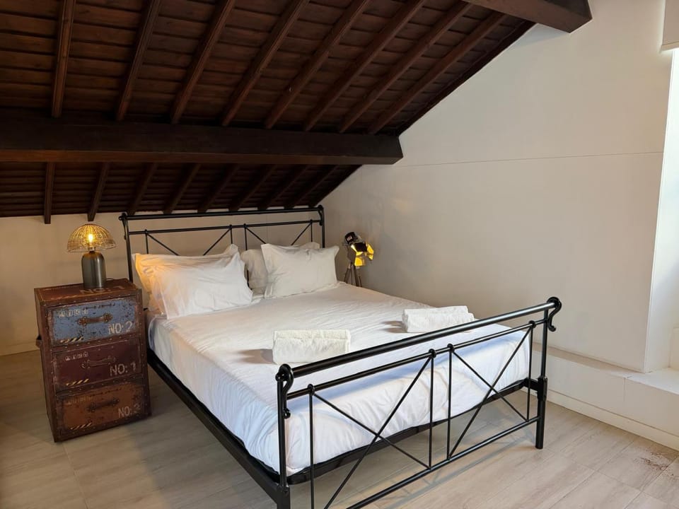 Bed, Bedroom, towels