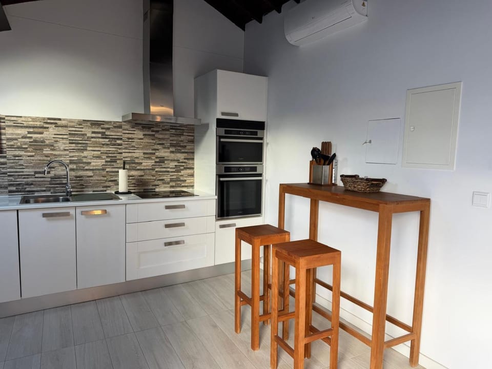 Kitchen or kitchenette, Dining area, oven