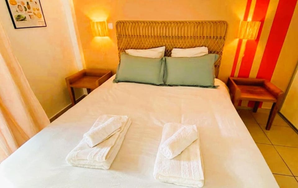 Bed, Photo of the whole room, Bedroom, towels
