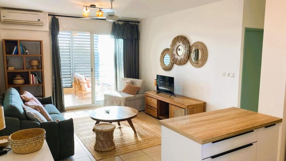 Communal lounge/ TV room, TV and multimedia, Living room, Dining area, air conditioner