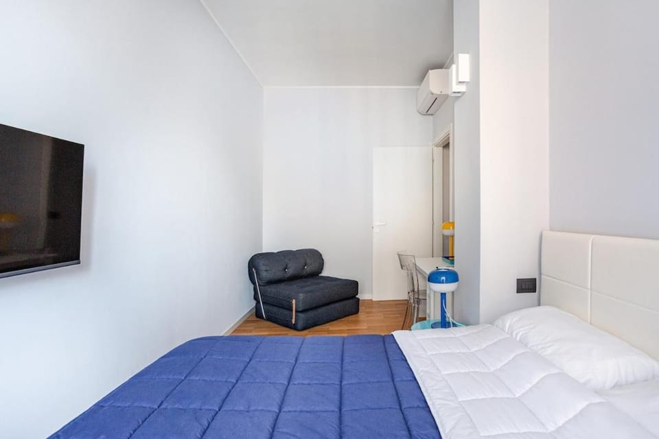 Bed, TV and multimedia, Bedroom