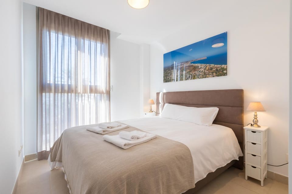 Photo of the whole room, Bedroom, towels