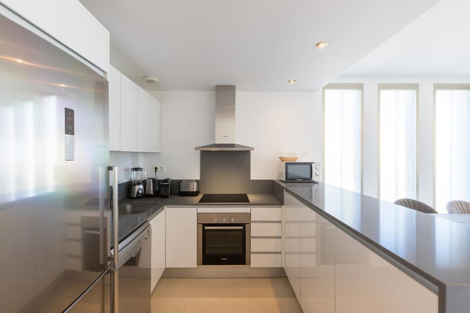 Kitchen or kitchenette, dishwasher, stove