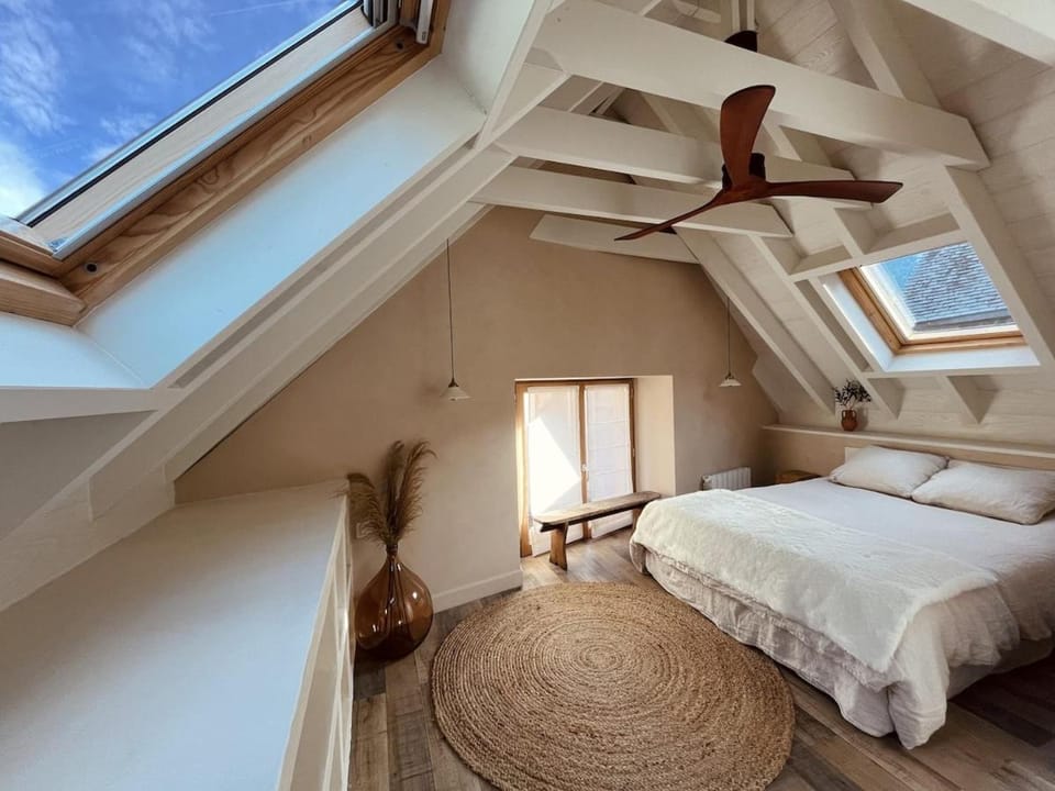 Bed, Photo of the whole room, Bedroom