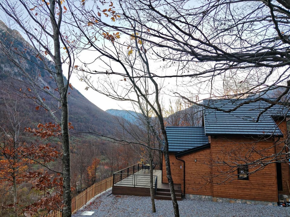 Property building, Day, Natural landscape, Garden, Mountain view