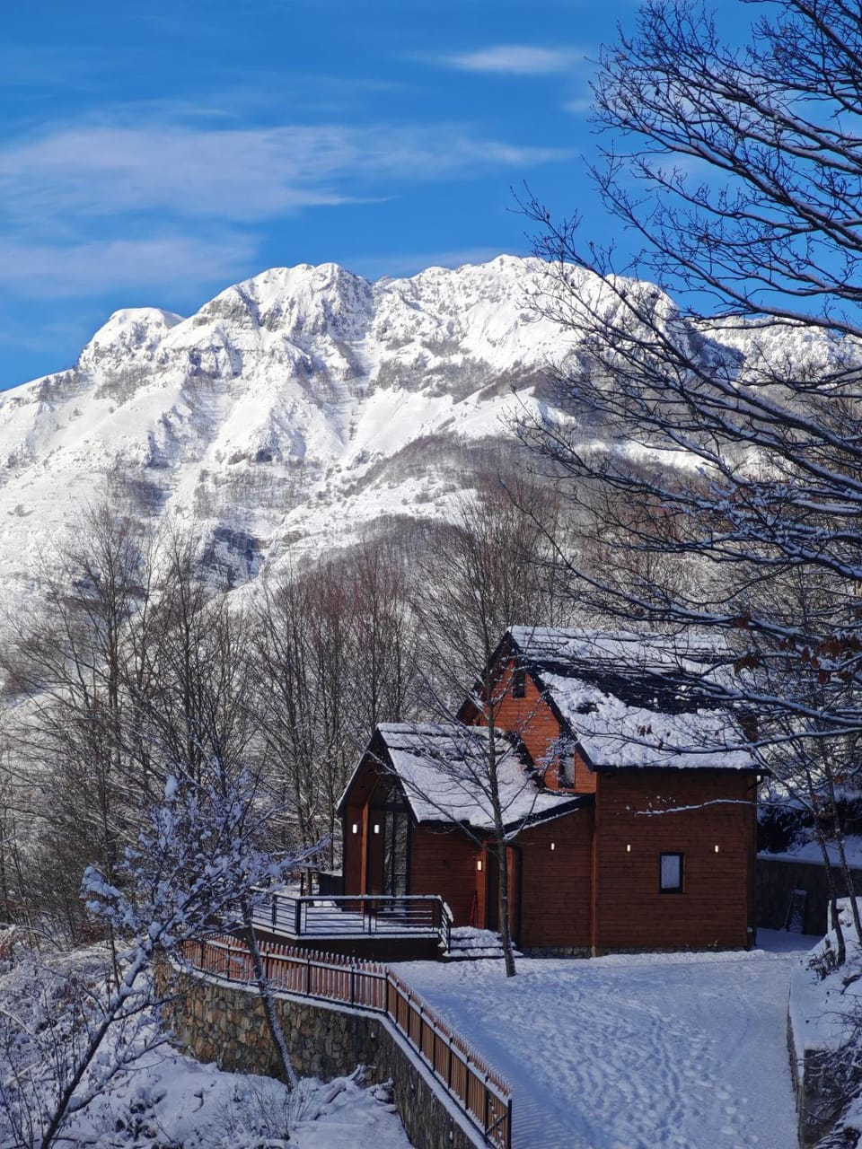 Property building, Day, Natural landscape, Winter, Mountain view