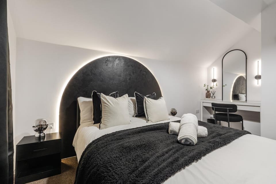 New Modern 2 Bedroom Central Apt Greater Manchester, Sleeps 5, Near Airport with Great Transport Links Apartment in Manchester