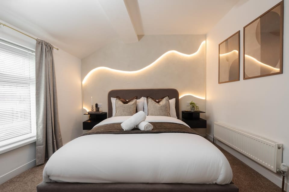 New Modern 2 Bedroom Central Apt Greater Manchester, Sleeps 5, Near Airport with Great Transport Links Apartment in Manchester