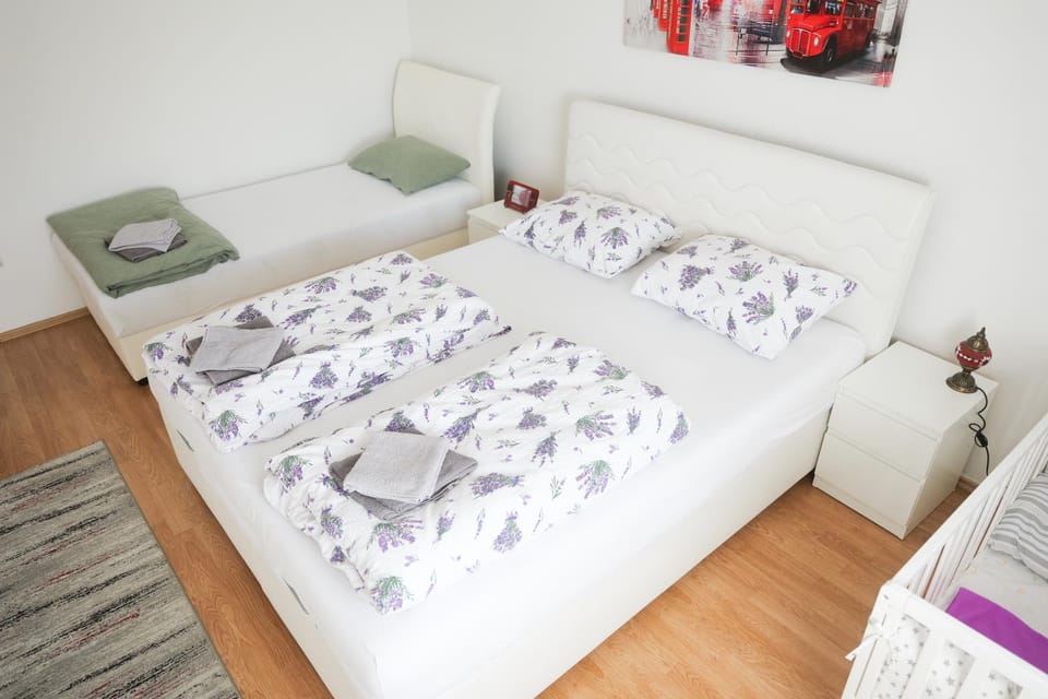 Bed, Bedroom, towels