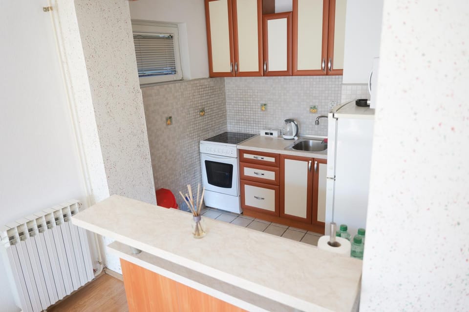 Kitchen or kitchenette, oven, stove