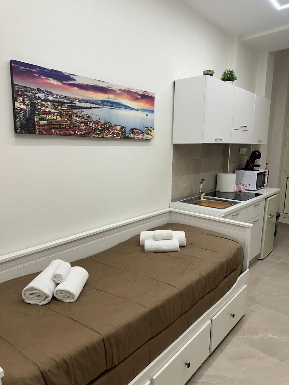 Bed, Kitchen or kitchenette, towels