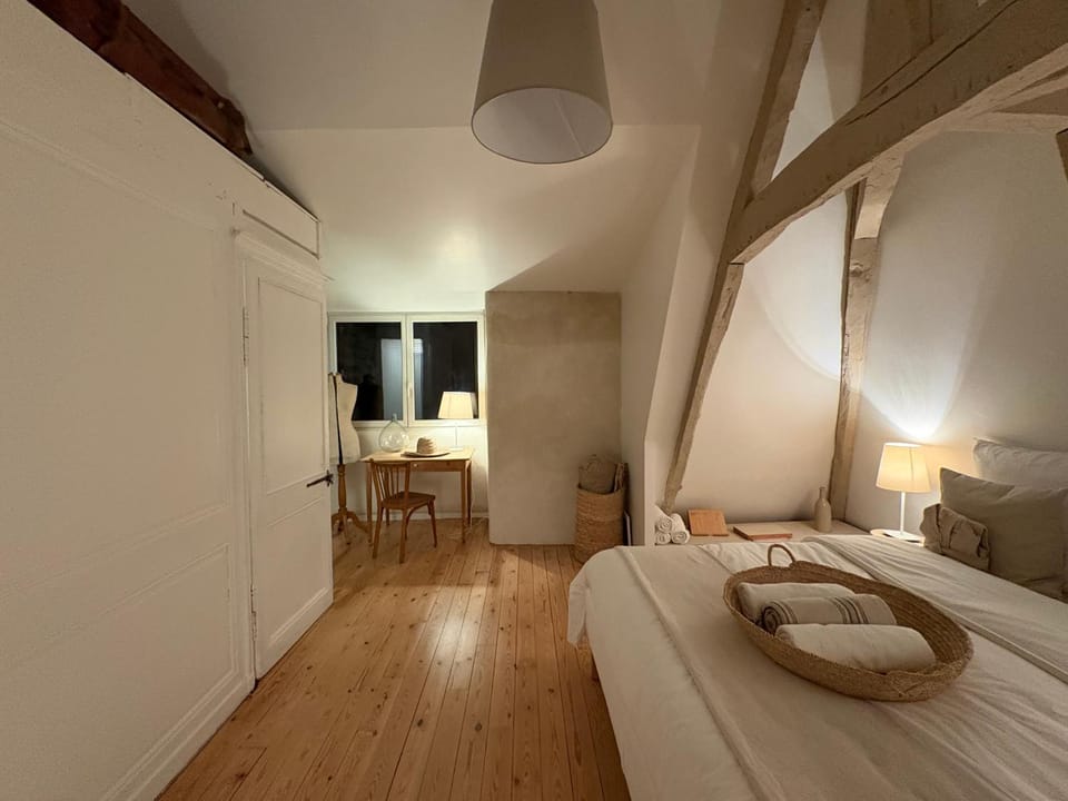Bed, Photo of the whole room, Bedroom