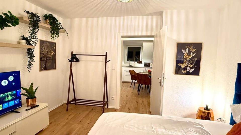 Bed, TV and multimedia, Photo of the whole room, Bedroom