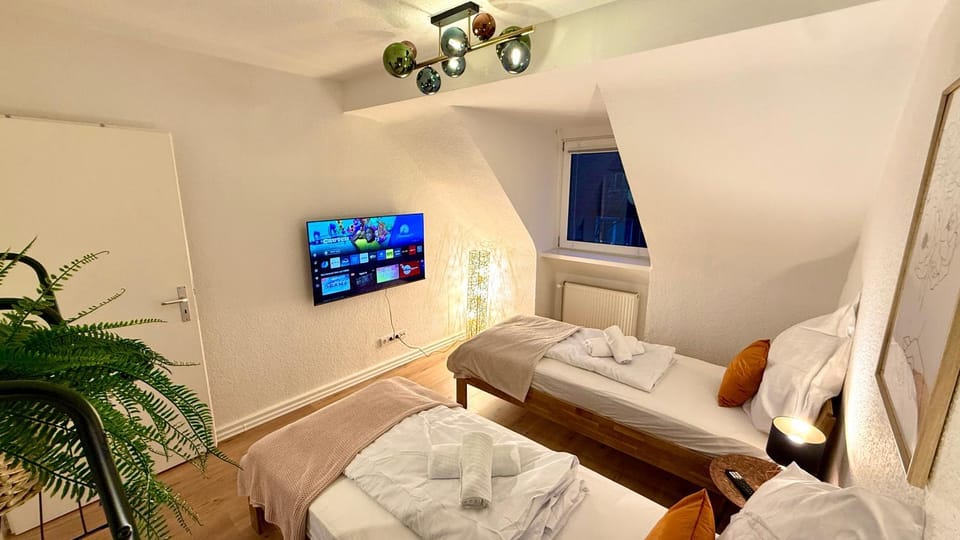 Bed, TV and multimedia, Photo of the whole room, Bedroom, towels