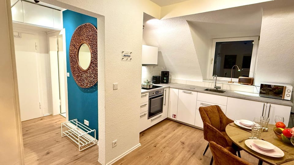 Kitchen or kitchenette, Dining area, oven, stove