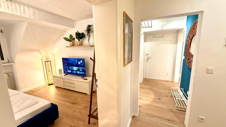 Bed, TV and multimedia, Photo of the whole room, Bedroom