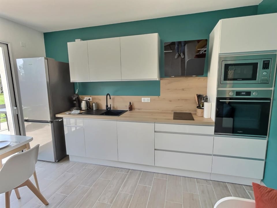 Dining area, dishwasher, oven, stove, toaster
