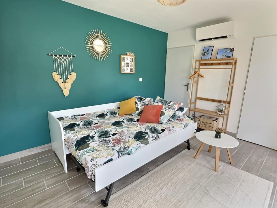 Bed, Living room