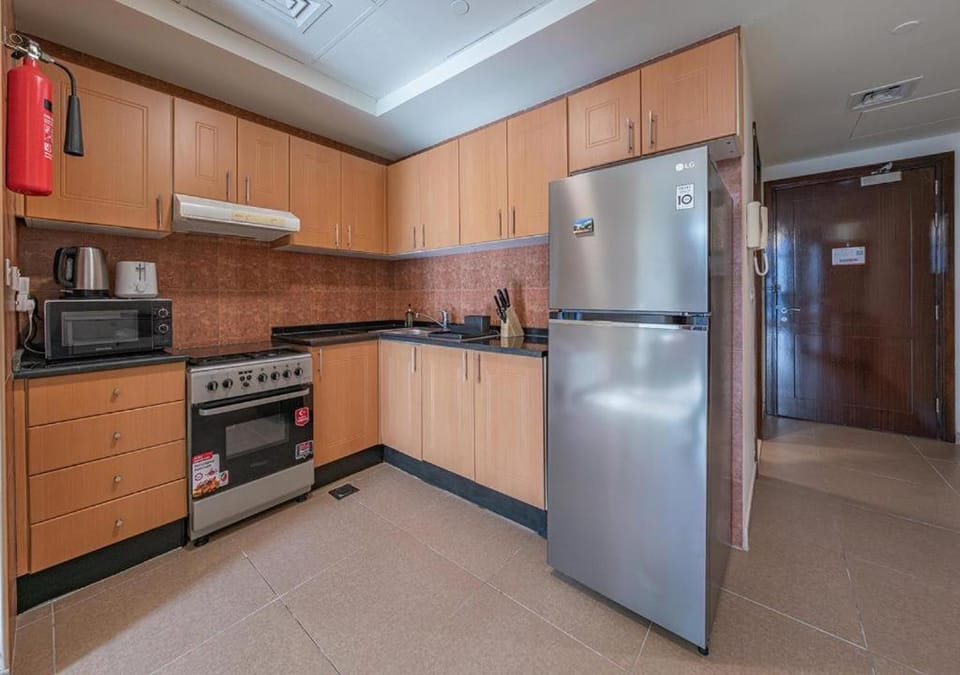Kitchen or kitchenette, minibar, oven, stove, toaster