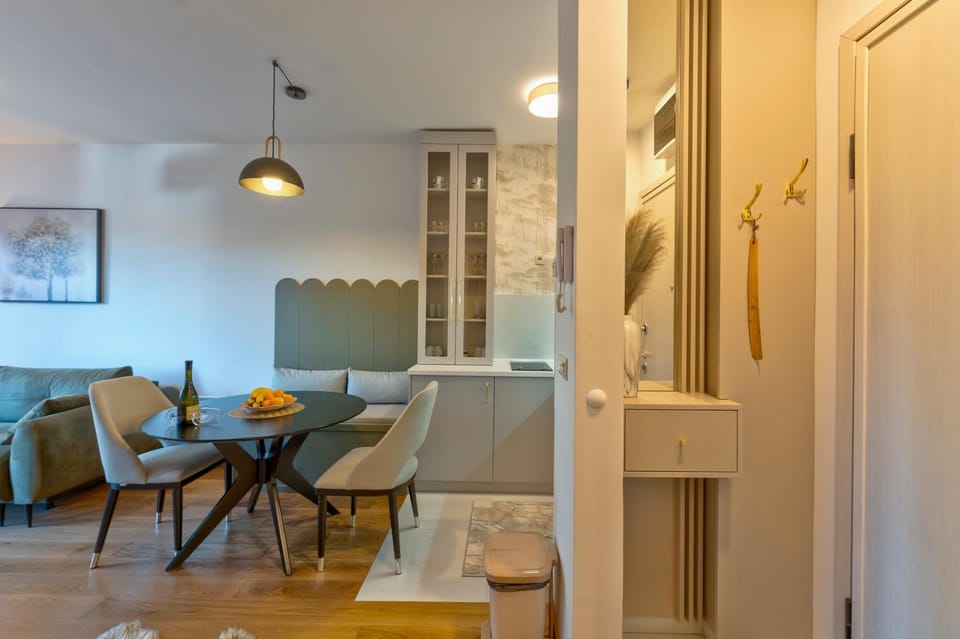 Kitchen or kitchenette, Living room, Seating area, Dining area