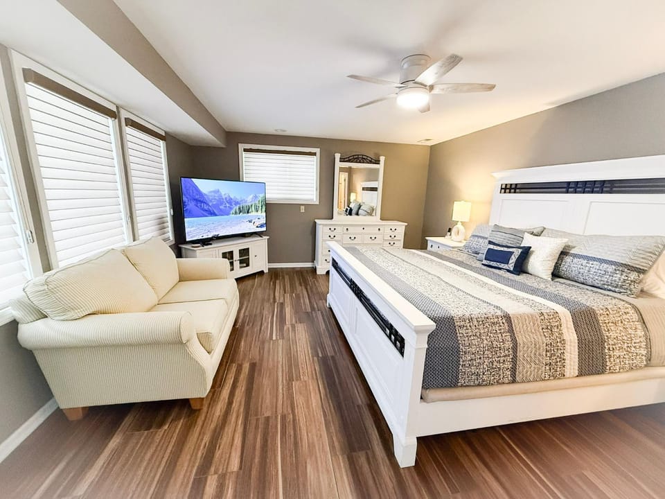 Lakefront Home 5BD3BA DockGrillsDeckKayaks-16 House in Lake of the Ozarks