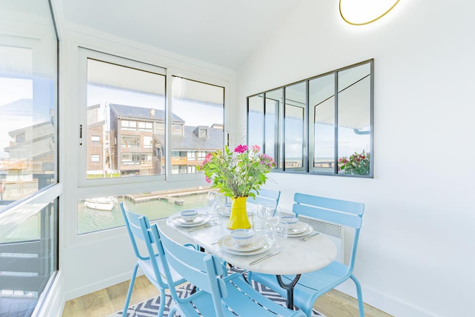 View (from property/room), Dining area, Sea view