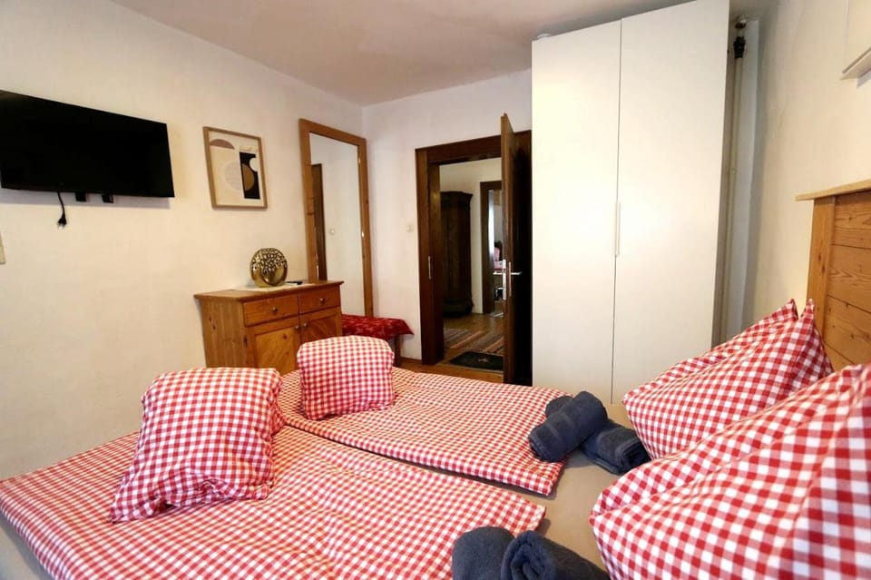 Bed, TV and multimedia, Bedroom