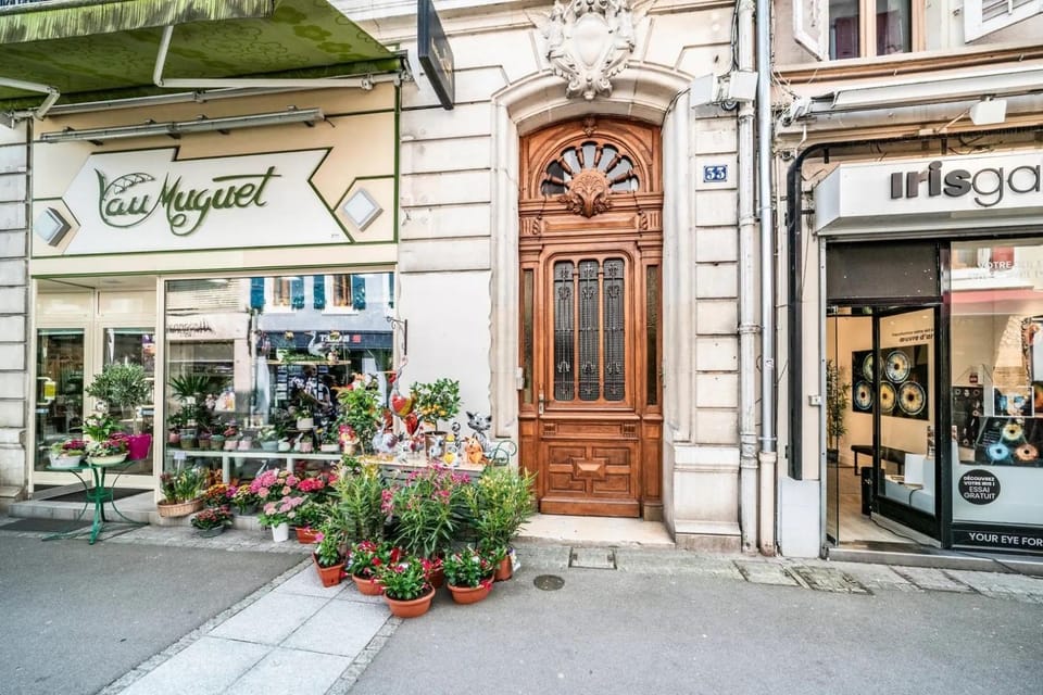 Property building, Facade/entrance, Day, Neighbourhood, Street view, Location