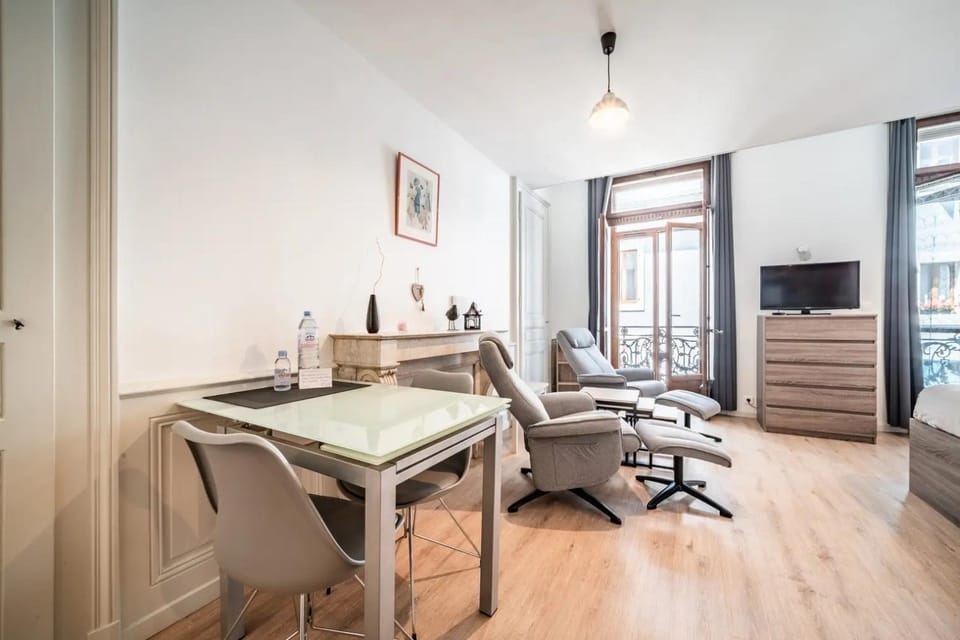 TV and multimedia, Living room, Seating area, Dining area