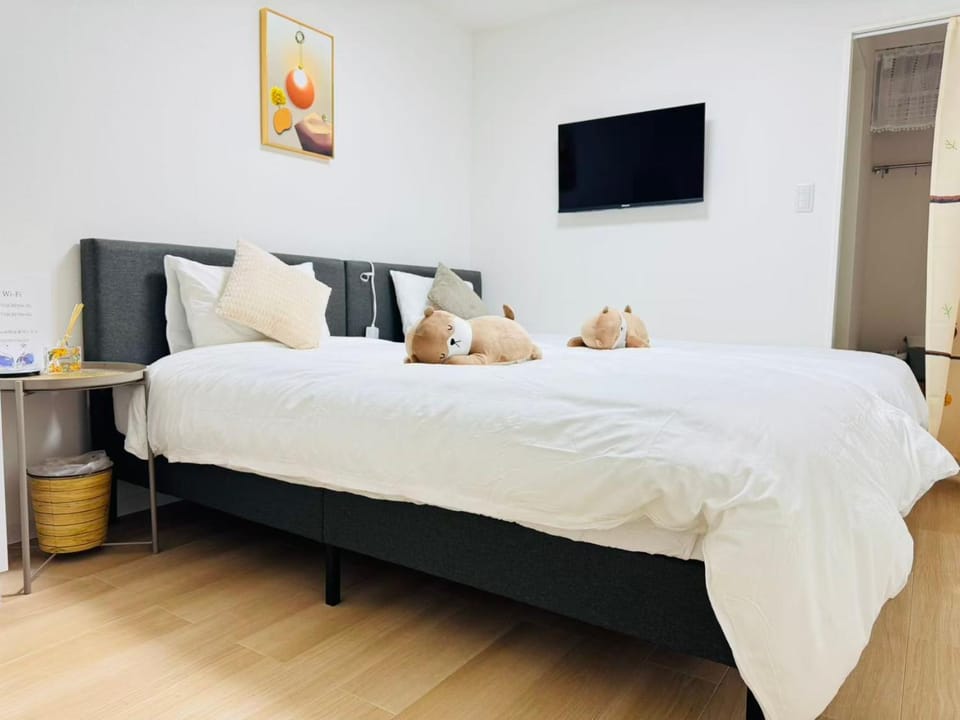 Bed, TV and multimedia, Bedroom
