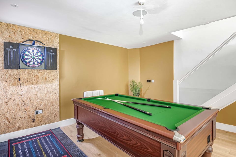 The Roost Group - 27 Guests Two Homes Hot Tub House in Hastings
