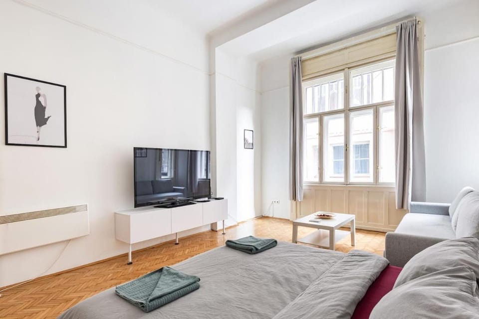 Bed, TV and multimedia, Living room, towels