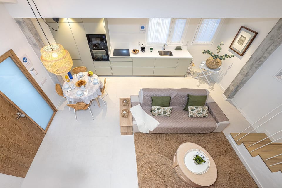 TV and multimedia, Kitchen or kitchenette, Living room, Dining area, microwave, oven, stove, toaster