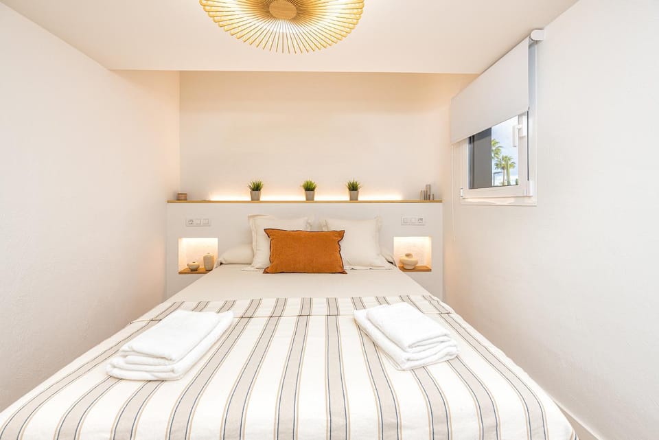 Bed, Bedroom, towels, wardrobe