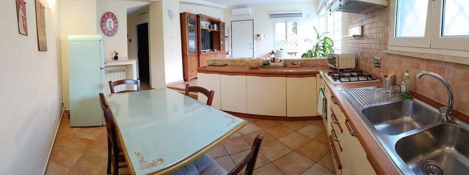 Dining area, kitchen