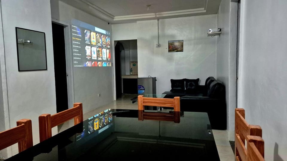 TV and multimedia, Living room, Seating area, Dining area