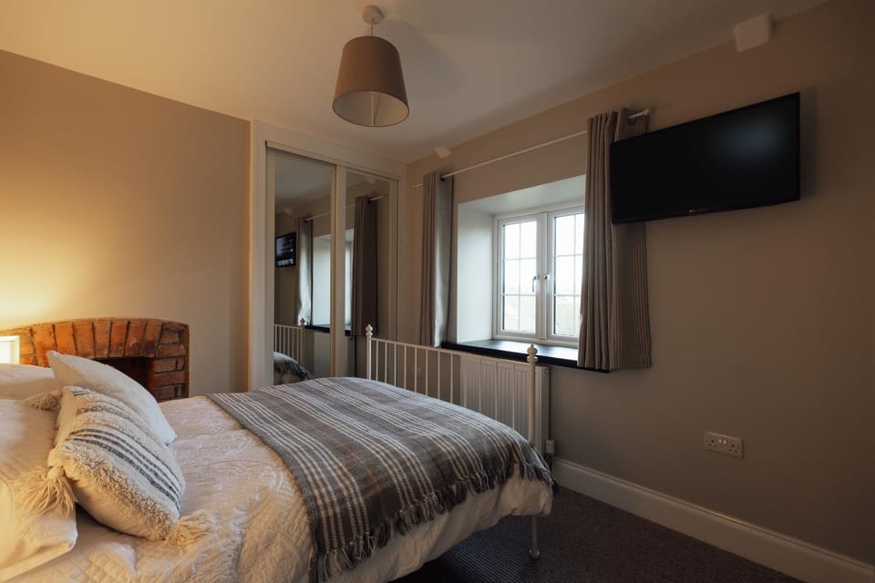 Bed, TV and multimedia, Photo of the whole room, Evening entertainment, Bedroom