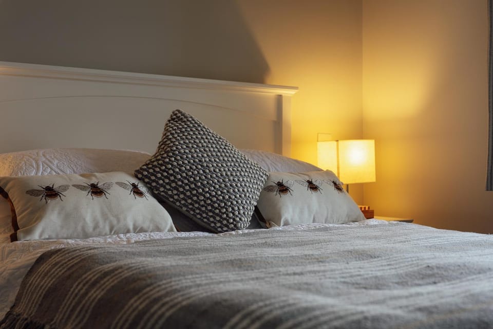 Bed, TV and multimedia, Bedroom, wardrobe