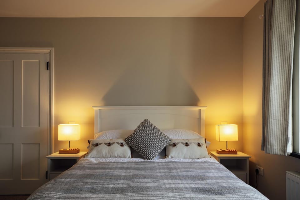 Bed, TV and multimedia, Bedroom