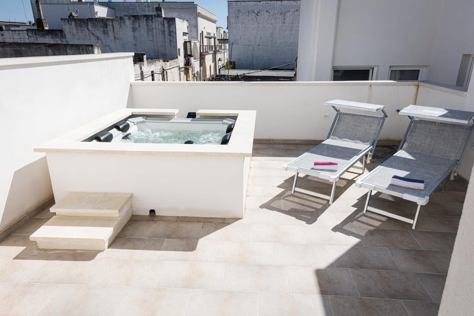 Hot Tub, sunbed