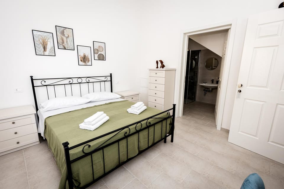 Bed, TV and multimedia, Bedroom, hair dryier, heating, towels, wardrobe, air conditioner