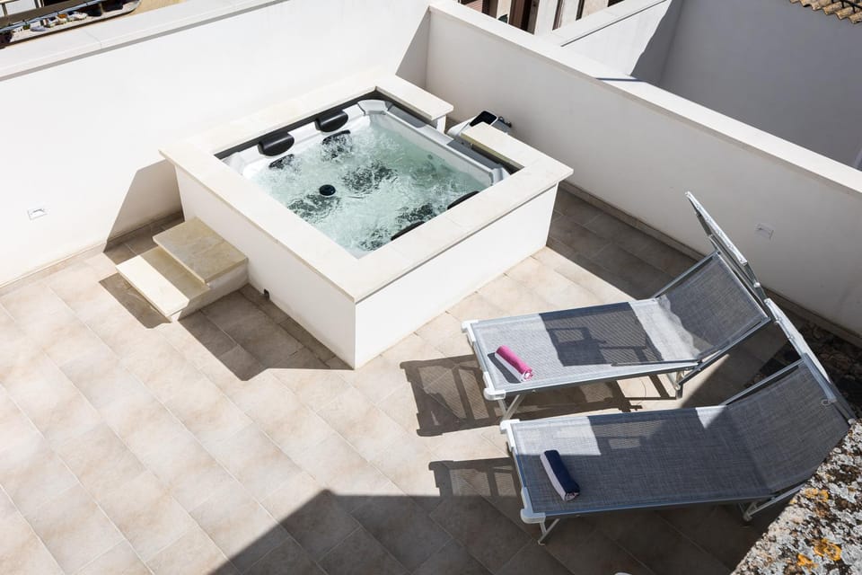 Hot Tub, sunbed