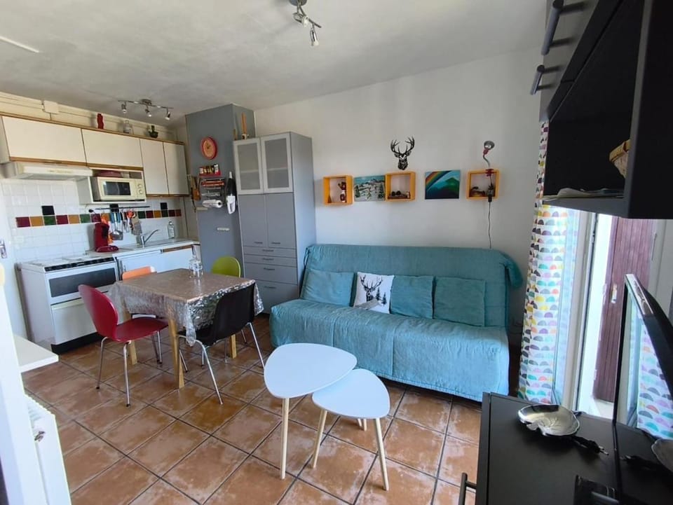 Kitchen or kitchenette, Living room, Seating area, Dining area