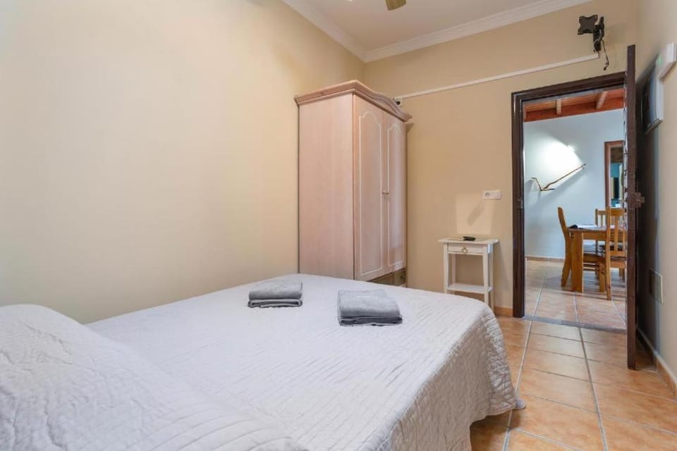 Photo of the whole room, Bedroom, wardrobe