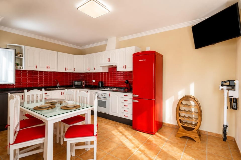 Kitchen or kitchenette, Dining area, oven, stove, toaster