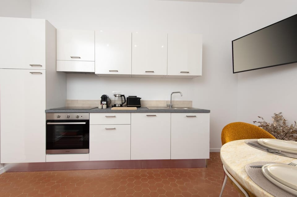 TV and multimedia, Coffee/tea facilities, Kitchen or kitchenette, Dining area, oven, stove