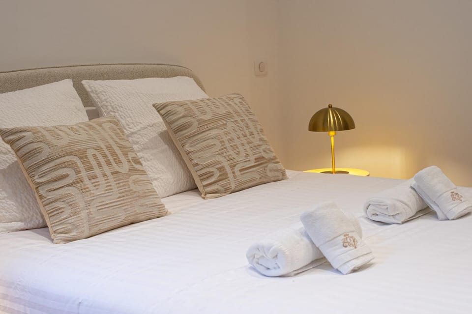 Bed, Photo of the whole room, Bedroom, towels