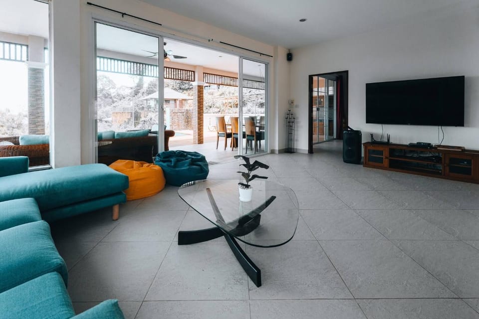 Communal lounge/ TV room, TV and multimedia, Living room
